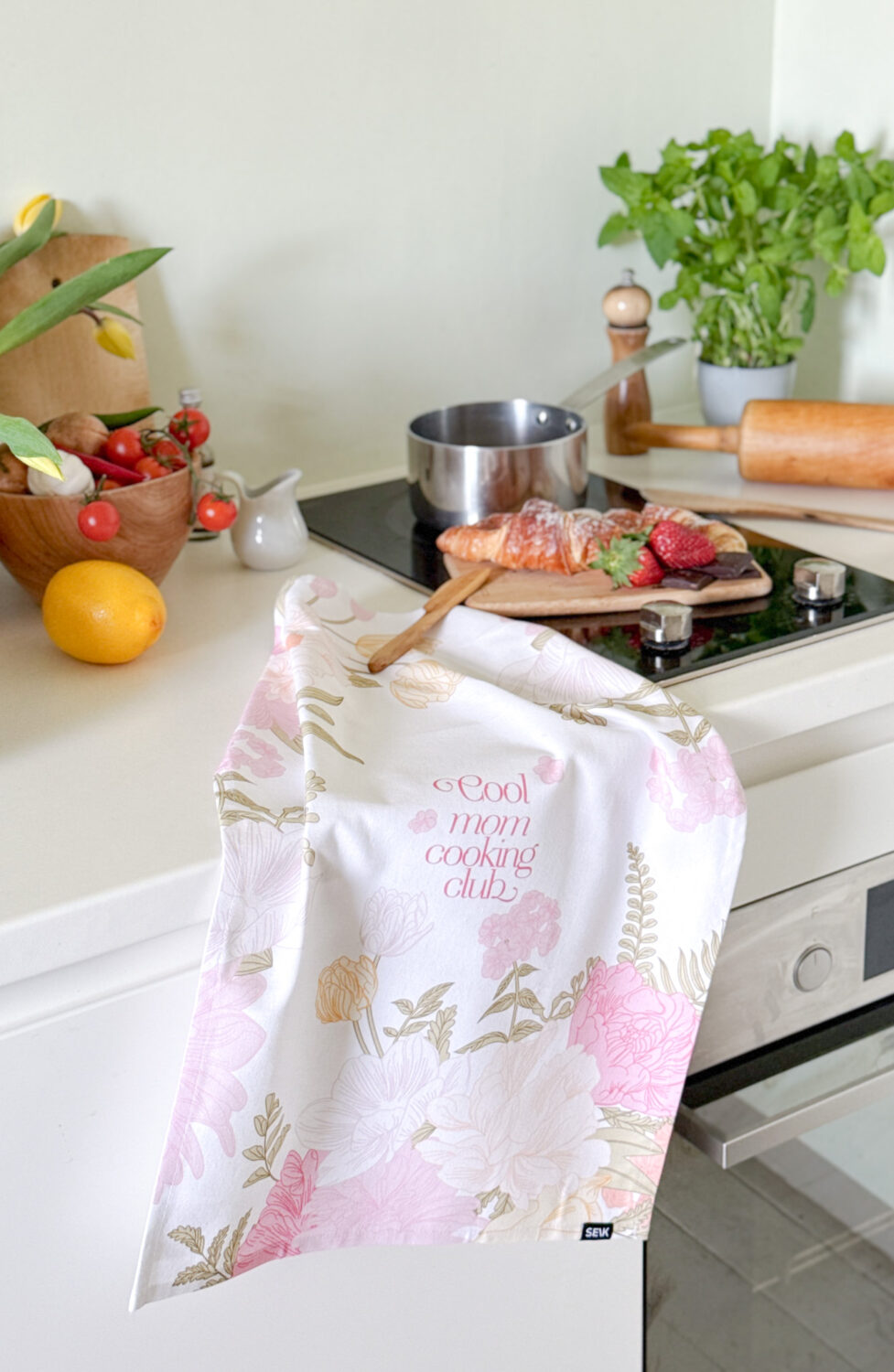 tea towel - cool mom cooking club - Image 4