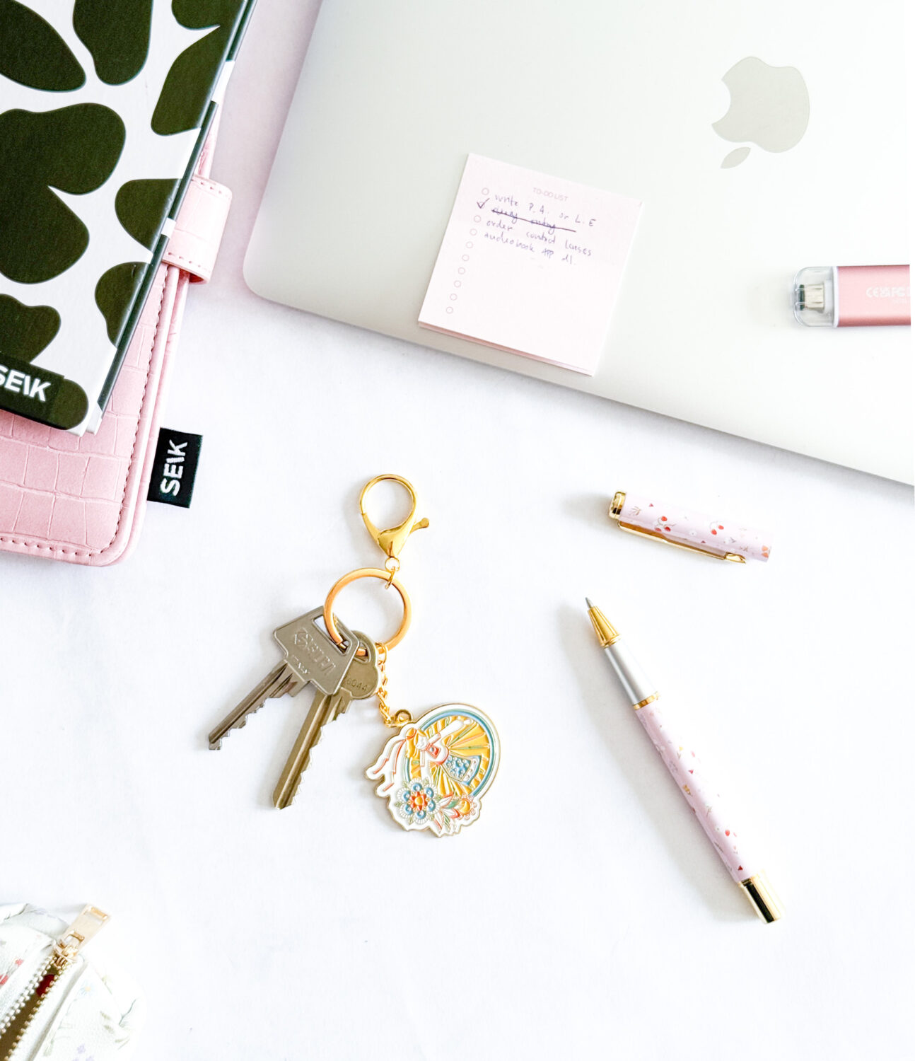 Soft enamel keychain - Song & dance celebration - Image 3